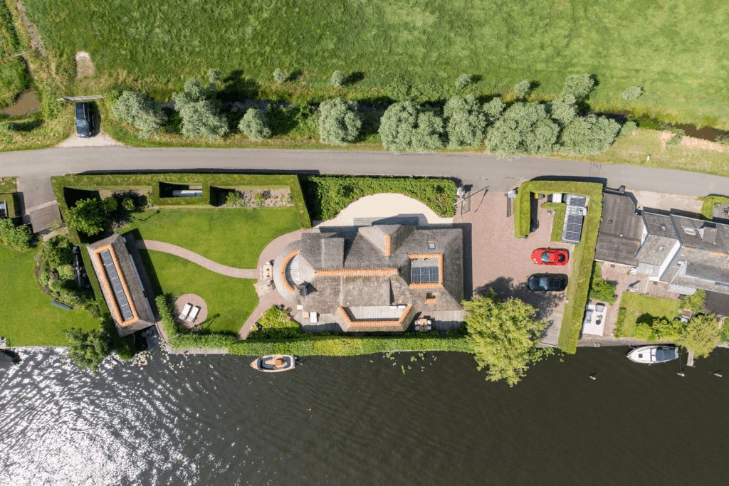 Bij deze gestoorde Gooische villa op Funda parkeer je je auto gewoon in de woonkamer