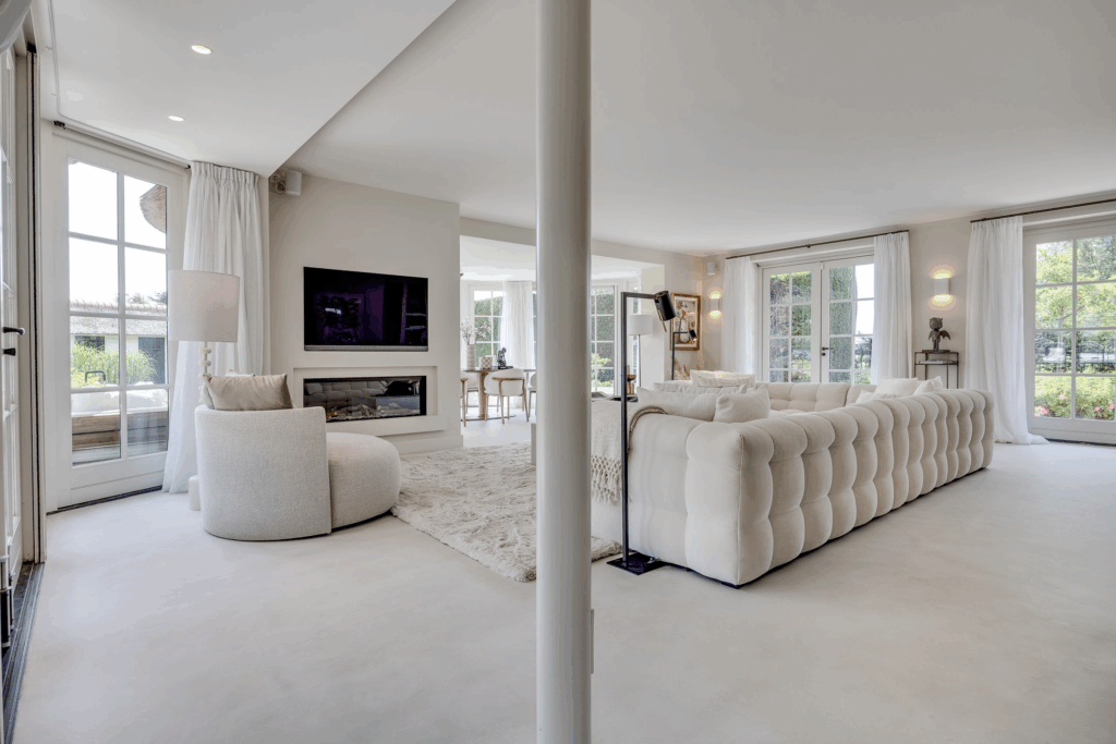 Bij deze gestoorde Gooische villa op Funda parkeer je je auto gewoon in de woonkamer