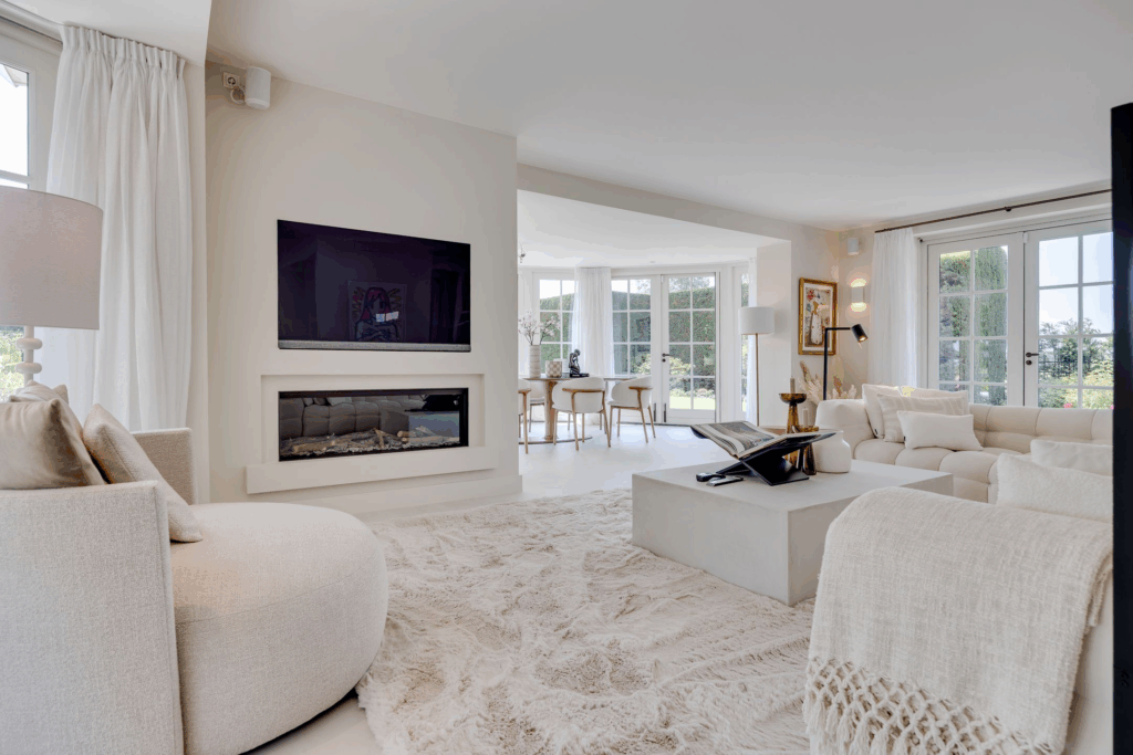 Bij deze gestoorde Gooische villa op Funda parkeer je je auto gewoon in de woonkamer