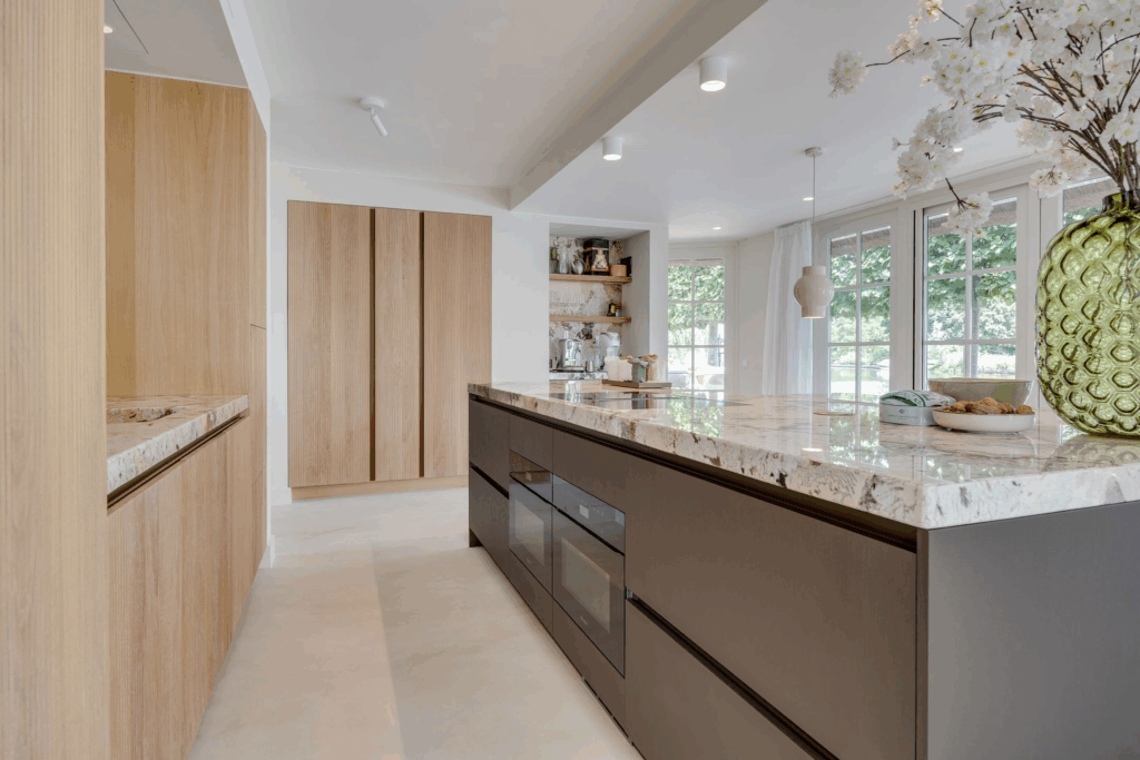 Bij deze gestoorde Gooische villa op Funda parkeer je je auto gewoon in de woonkamer