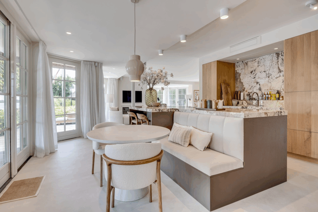 Bij deze gestoorde Gooische villa op Funda parkeer je je auto gewoon in de woonkamer