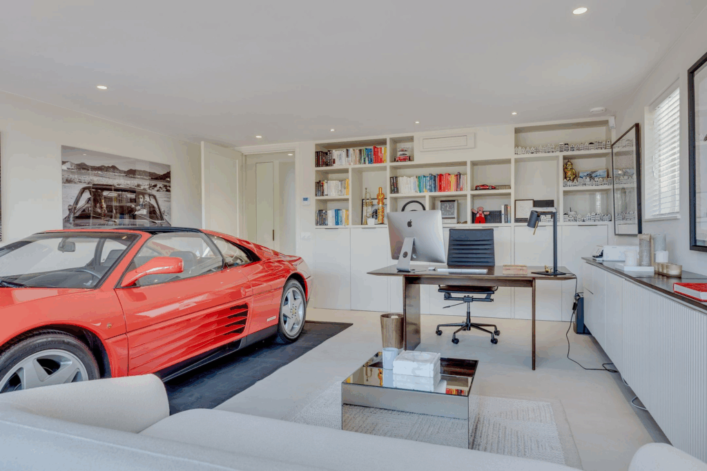 Bij deze gestoorde Gooische villa op Funda parkeer je je auto gewoon in de woonkamer