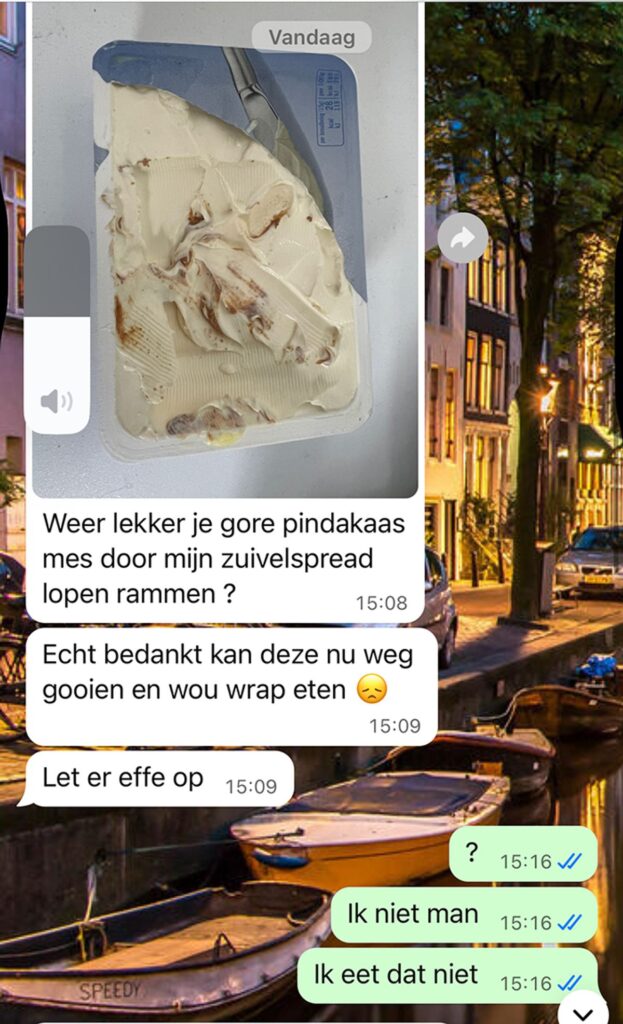 Meest dramatische huisgenoot ooit 'doodziek' omdat iemand met pindakaasmes in zijn sandwichspread heeft gezeten