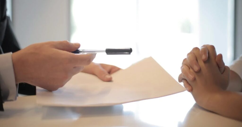 Man laat verloofde contract tekenen over aantal keren 'actie' per week voordat hij wil trouwen