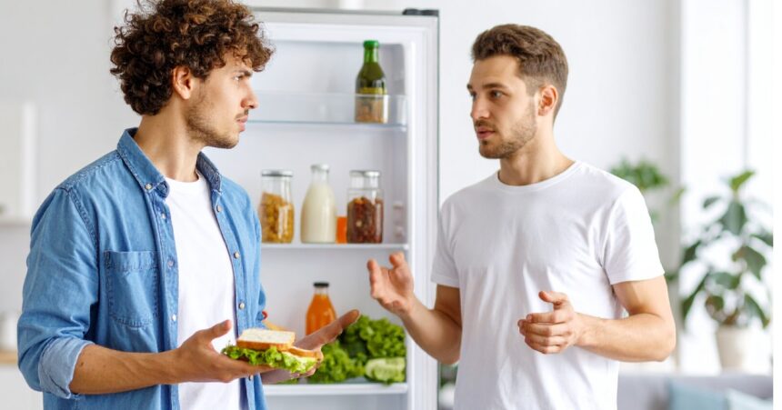 Meest dramatische huisgenoot ooit 'doodziek' omdat iemand met pindakaasmes in zijn sandwichspread heeft gezeten