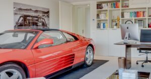 Bij deze gestoorde Gooische villa op Funda parkeer je je auto gewoon in de woonkamer