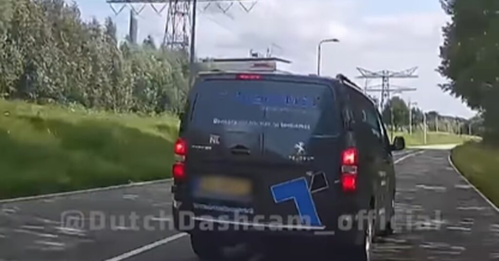 Droeftoeter in bedrijfsbusje begint te schelden na levensgevaarlijke inhaalactie en brake check