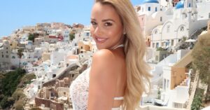 Emma Heesters vraagt welk Santorini-outfitje haar het beste staat: 'Setje 1, 2, 3 of 4?'