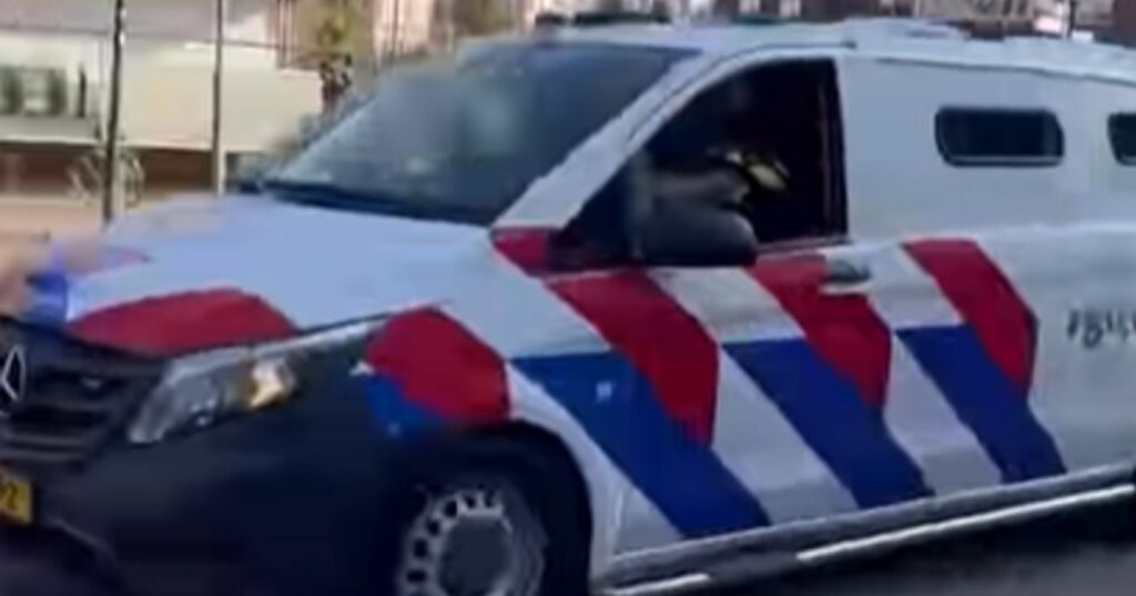 Hilarische video van agenten die lol maken in politiebusje gaat knetterviral: 'Ik ga stuk!'