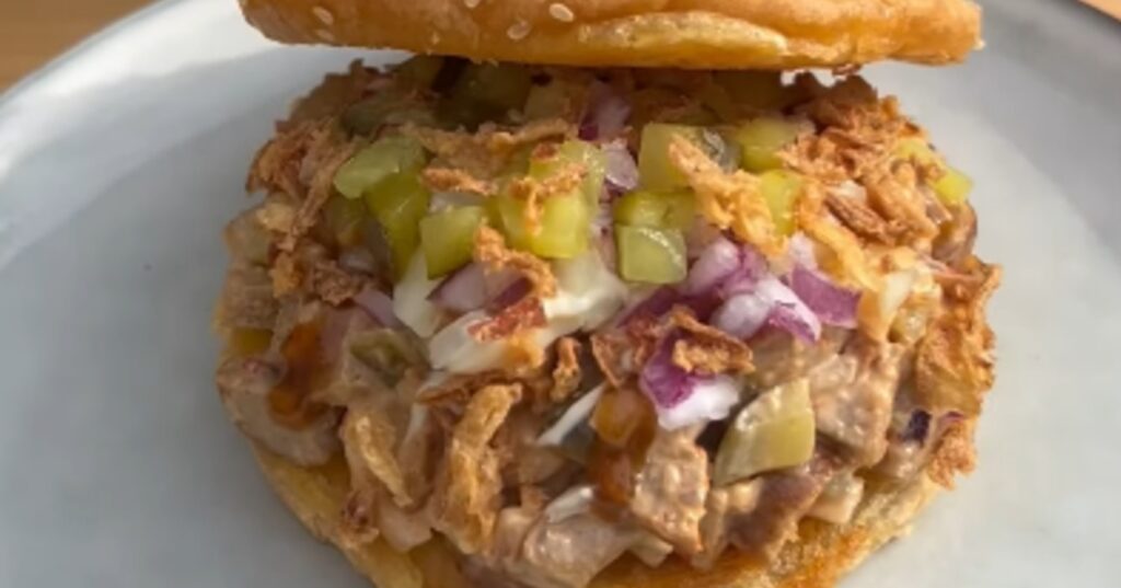 Hoe maak je het broodje frikandelsalade?