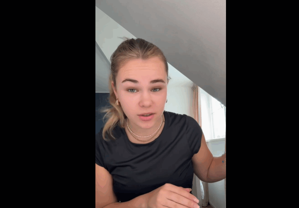 Serveerster loopt helemaal leeg over groepen wielrenners op haar terras