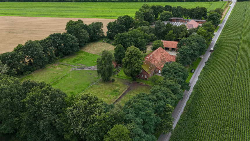 Duitse woonboerderij met manege-mogelijkheden op 1 km van Nederlandse grens te koop voor een prikkie!