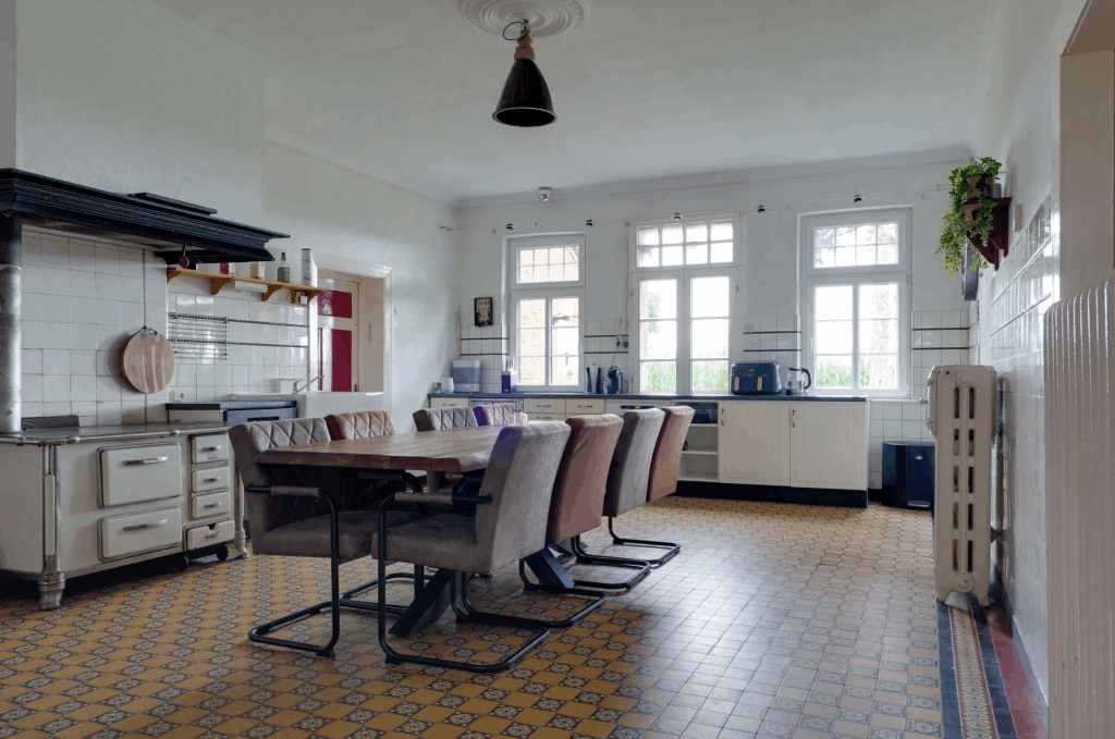 Duitse woonboerderij met manege-mogelijkheden op 1 km van Nederlandse grens te koop voor een prikkie!