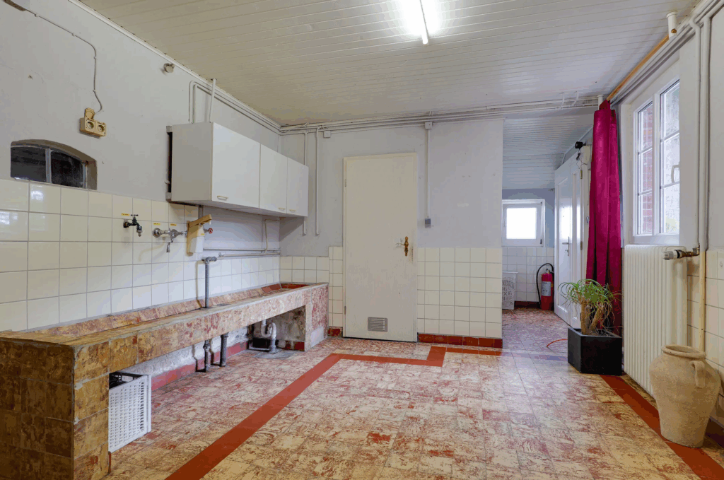 Duitse woonboerderij met manege-mogelijkheden op 1 km van Nederlandse grens te koop voor een prikkie!