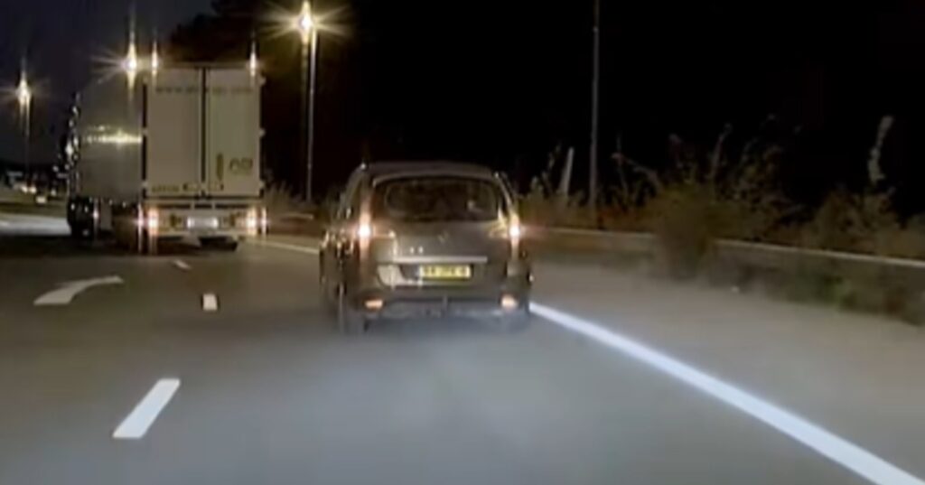 Ongelooflijke druif deelt brake-check uit en trakteert zichzelf op enkeltje naar de garage