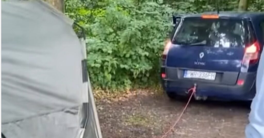 Behulpzame Duitse buren helpen wel even met tentharingen die niet meer los komen