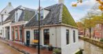 Charmant Nederlands huisje aan het water gaat viral vanwege opmerkelijk lage vraagprijs