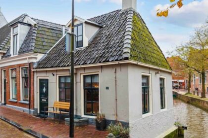Charmant Nederlands huisje aan het water gaat viral vanwege opmerkelijk lage vraagprijs