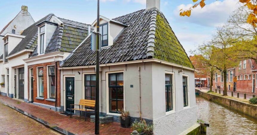 Charmant Nederlands huisje aan het water gaat viral vanwege opmerkelijk lage vraagprijs