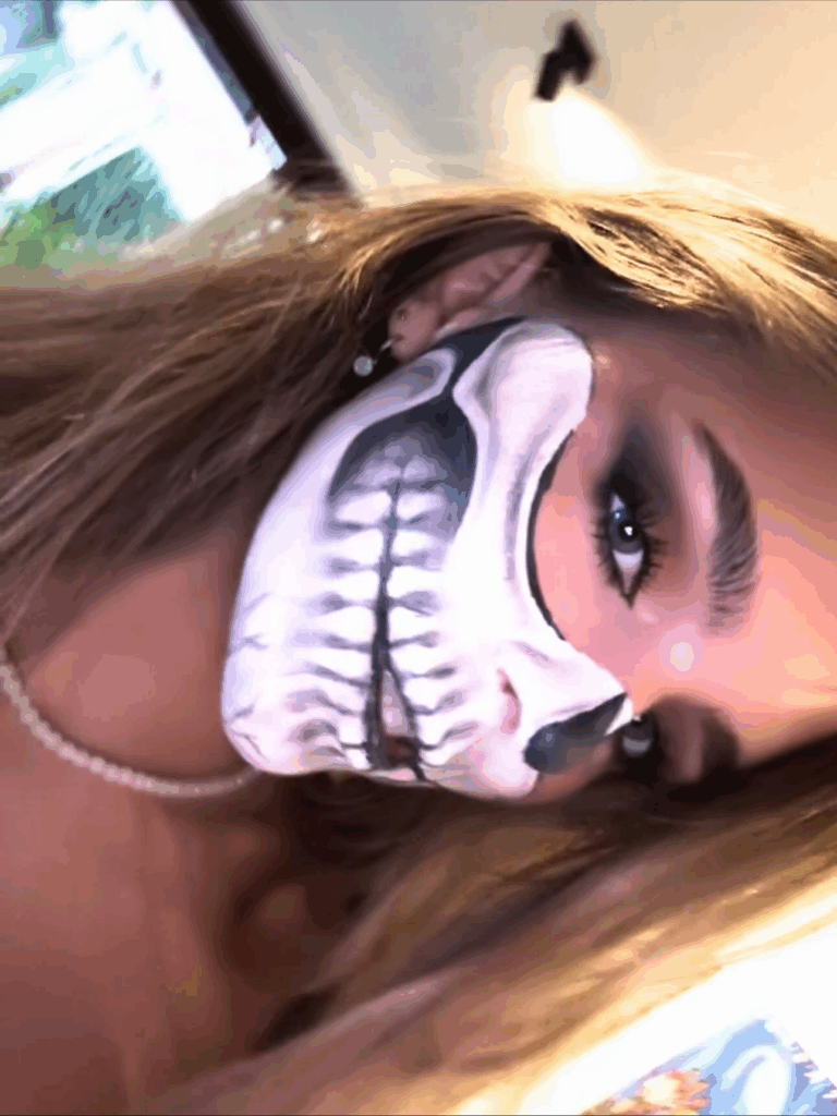 Lies Zhara showt eng Halloween-masker maar volgers kijken vooral naar iets anders