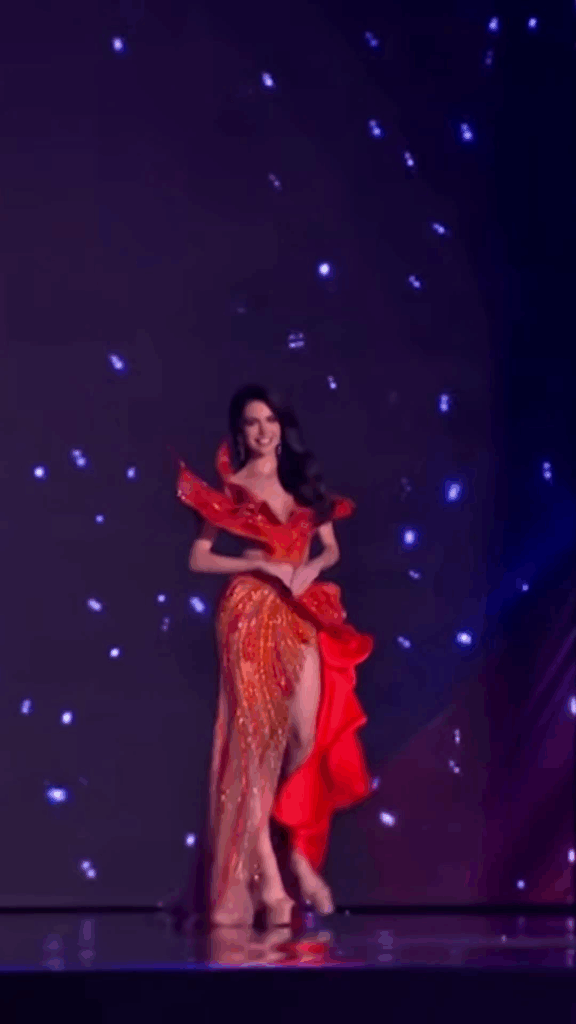 Miss Nederland scheurt uit haar jurk tijdens Miss Universe-verkiezingen 2025 (