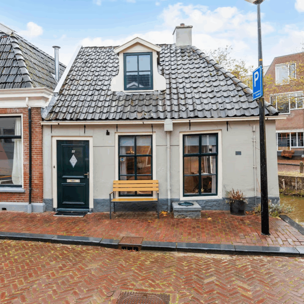 Charmant Nederlands huisje aan het water gaat viral vanwege opmerkelijk lage vraagprijs