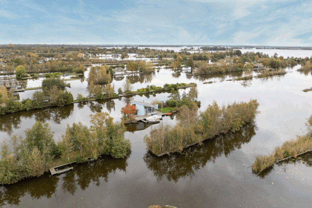 Privé-eiland in de Loosdrechtse plassen te koop op Funda