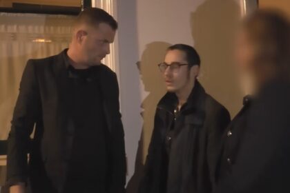 Youtube-misdaadverslaggever Mark Schilt wanneer hij oplichter probeert te ontmaskeren