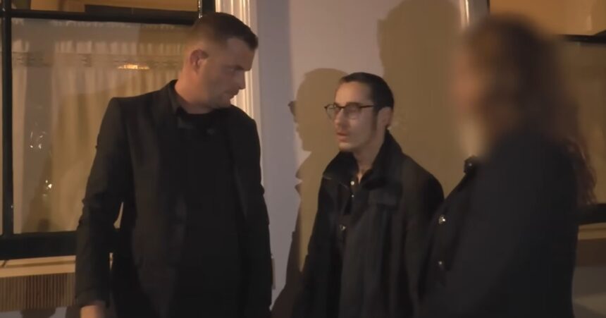 Youtube-misdaadverslaggever Mark Schilt wanneer hij oplichter probeert te ontmaskeren