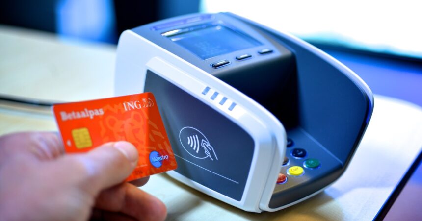 Kabinet draait ‘pin-onlybeleid’ terug: horeca en winkels weer verplicht om contant geld aan te nemen