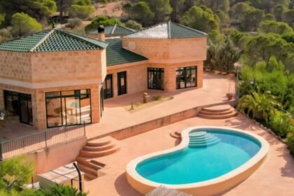 Gestoorde villa in Spanje te koop voor de prijs van een rijtjeshuis in Nederland