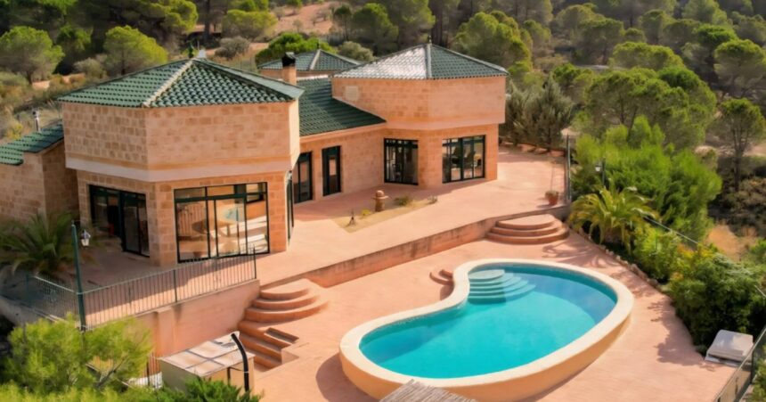 Gestoorde villa in Spanje te koop voor de prijs van een rijtjeshuis in Nederland