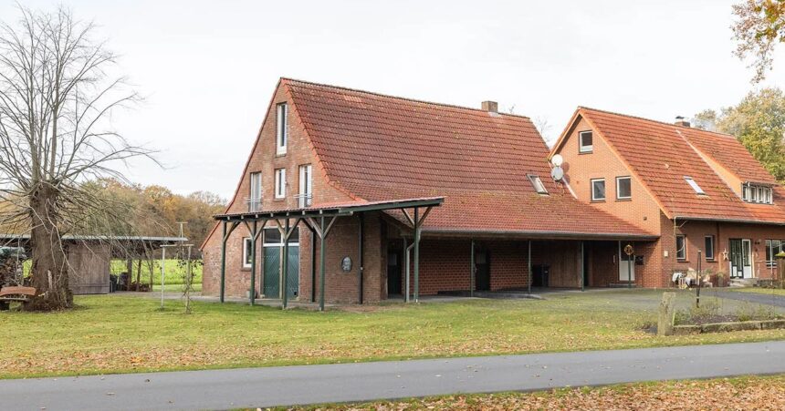 Kolossaal Duits landhuis met flinke lap grond op 1 km van Nederlandse grens te koop voor een prikkie