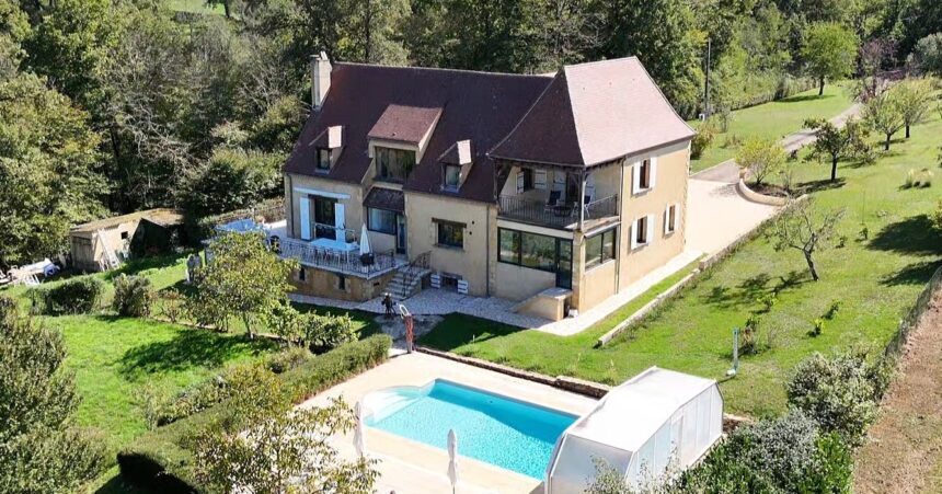 Compleet Frans chateau met B&B en zwembad te koop voor een prikkie!