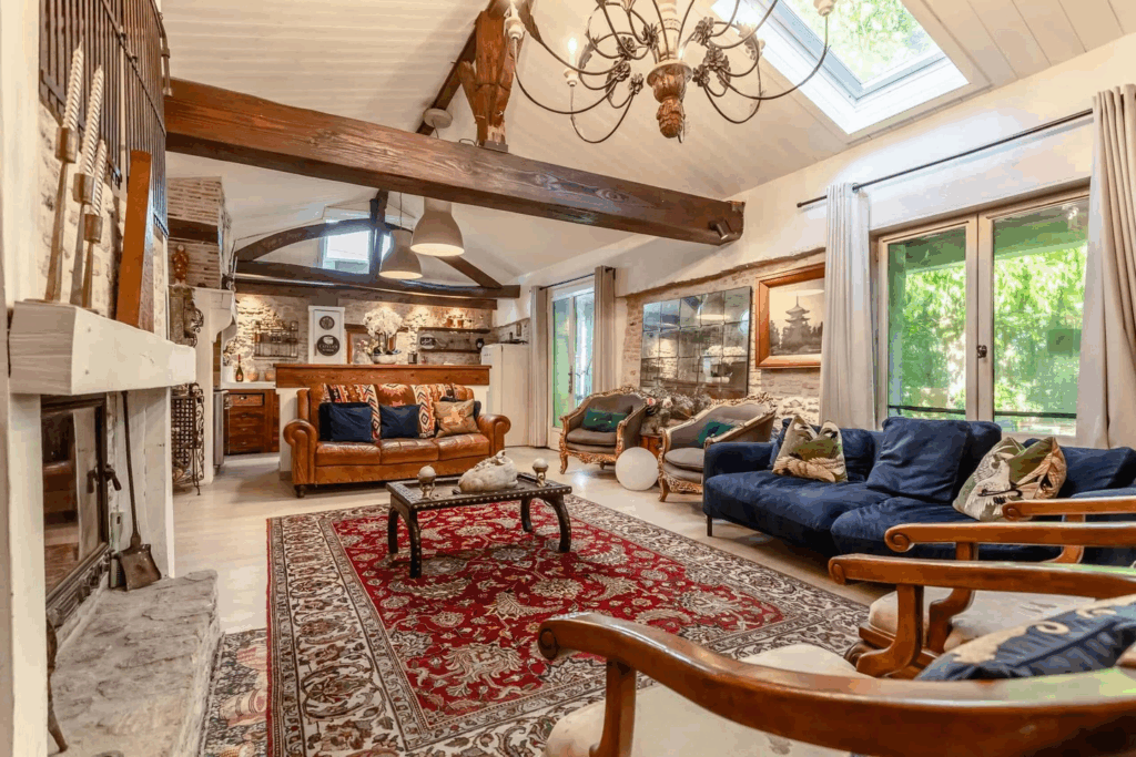 Prachtig Frans landhuis met groot zwembad te koop voor een prikkie