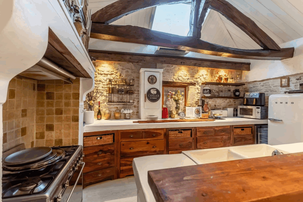 Prachtig Frans landhuis met groot zwembad te koop voor een prikkie