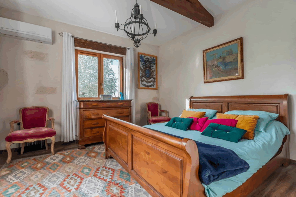 Prachtig Frans landhuis met groot zwembad te koop voor een prikkie