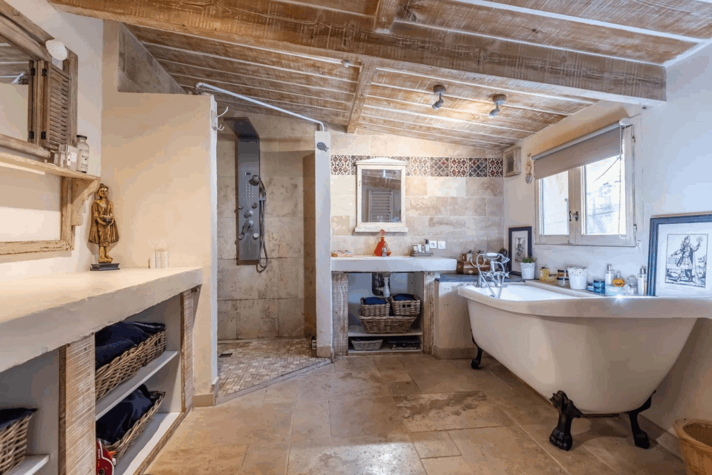 Prachtig Frans landhuis met groot zwembad te koop voor een prikkie