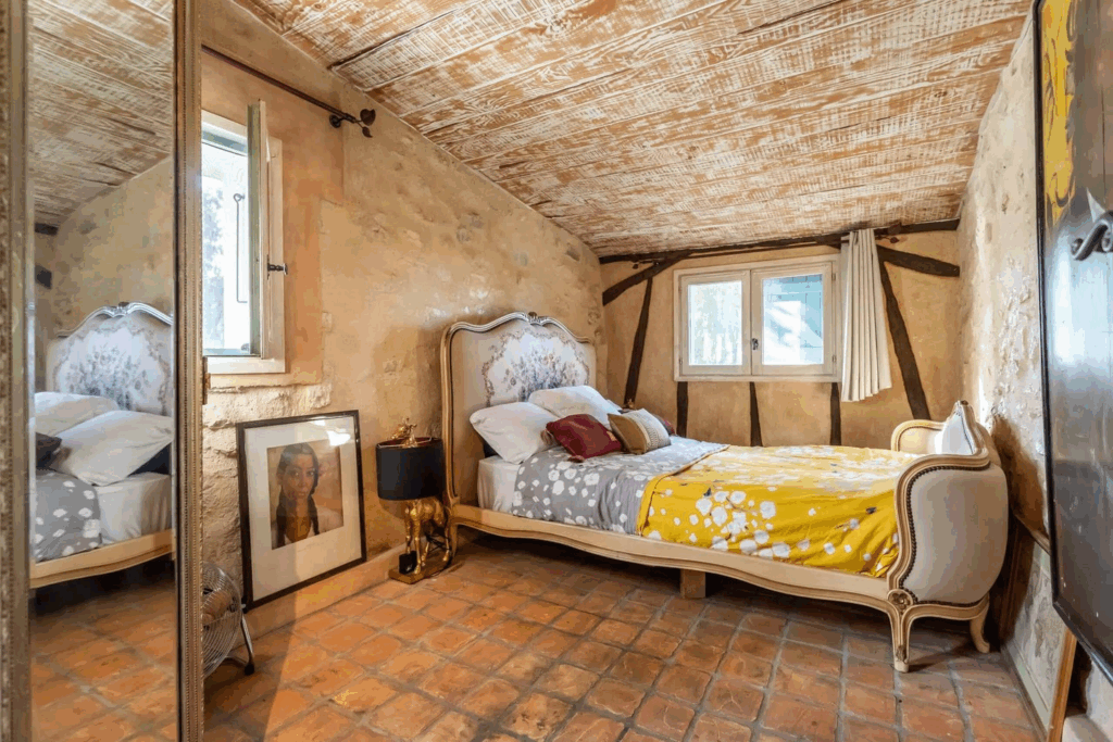 Prachtig Frans landhuis met groot zwembad te koop voor een prikkie