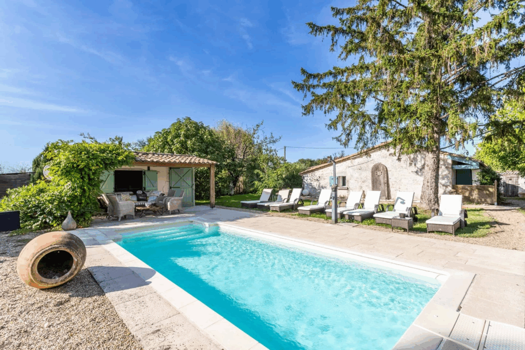 Prachtig Frans landhuis met groot zwembad te koop voor een prikkie