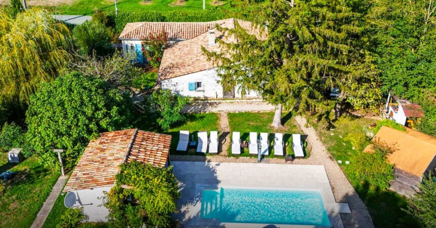 Prachtig Frans landhuis met groot zwembad te koop voor een prikkie