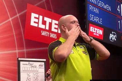 WK Darts-kijkers ontdekken 'bijzondere' fans in familievak Michael van Gerwen: ' Ouwe snoeperd!'