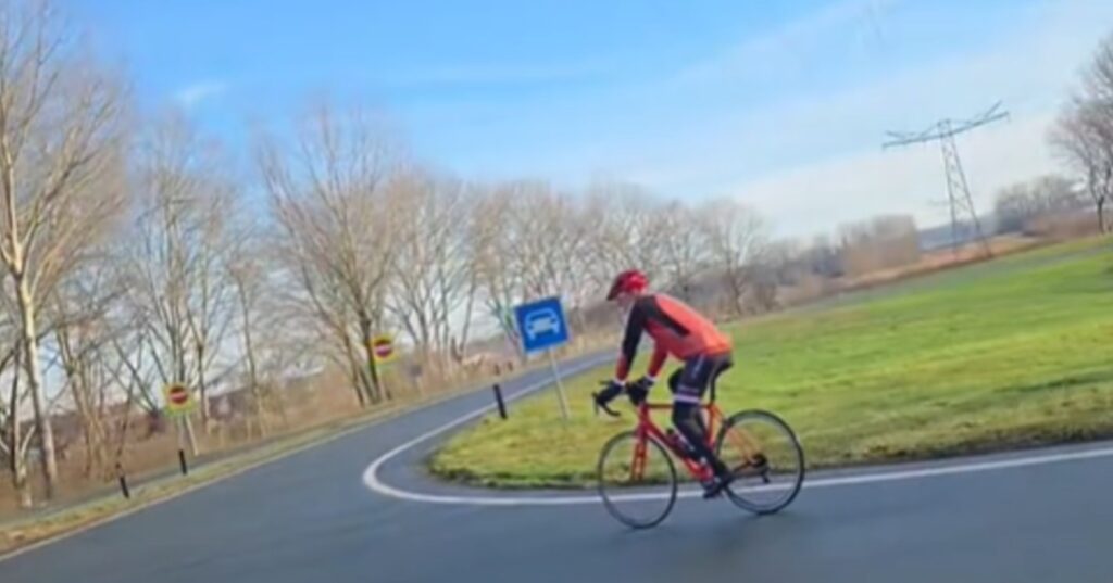 Automobilist krijgt het aan de stok met wielrenner die de snelweg op wil fietsen