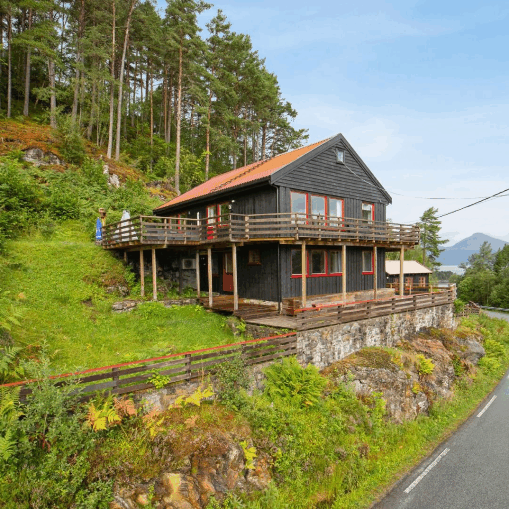 Spotgoedkoop huis in Noorwegen gaat viral vanwe adembenemendeg uitzicht op de fjorden