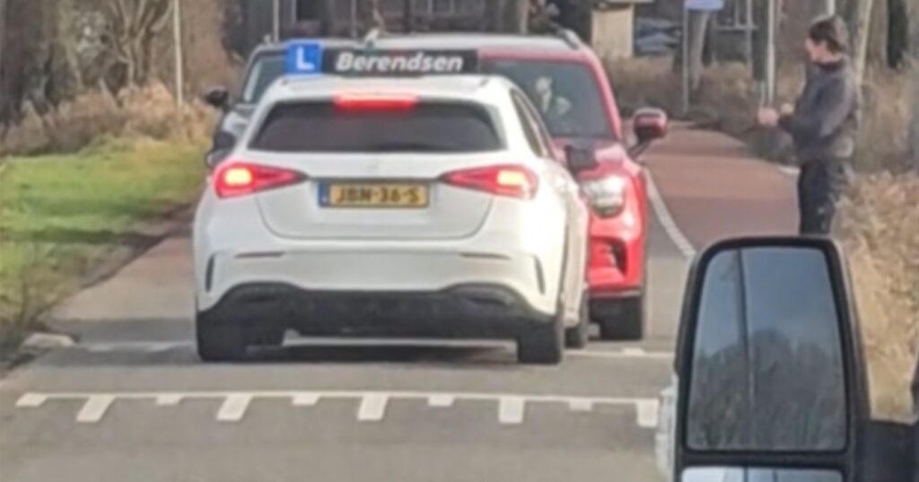 Droeftoeter eerste klas zet lesauto klem bij wegversmalling in Dinxperlo