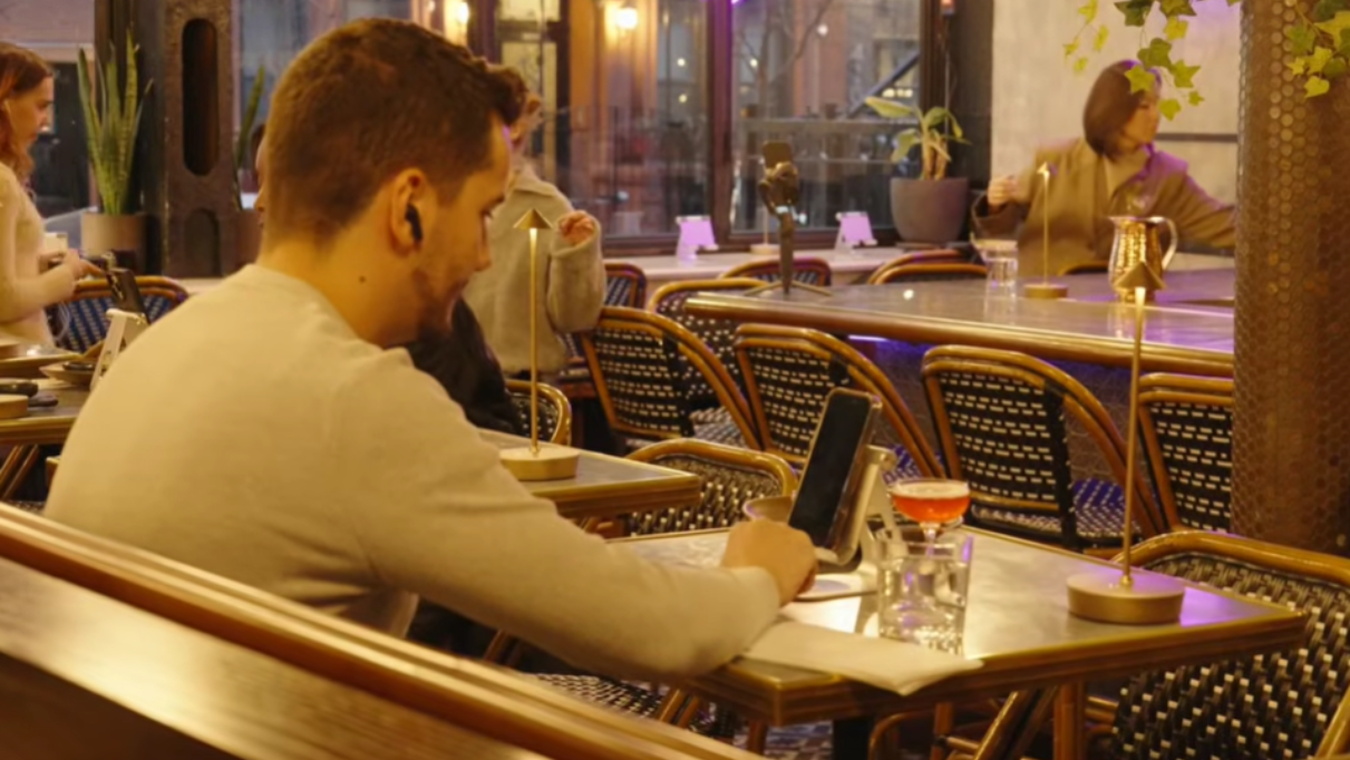 New York opent café waar mensen met hun AI-vriend of -vriendin op date kunnen