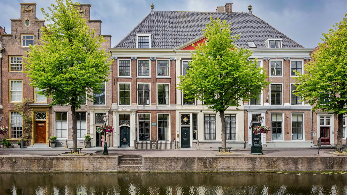 Voormalig Koninklijk studentenhuis met geheim deurtje van prinses Beatrix te koop op Funda!