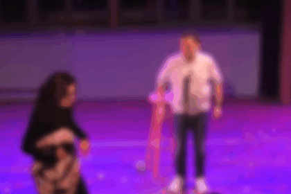 Vrouw loopt boos de zaal uit bij show cabaretier Anuar na grap over LGBTQ' ers