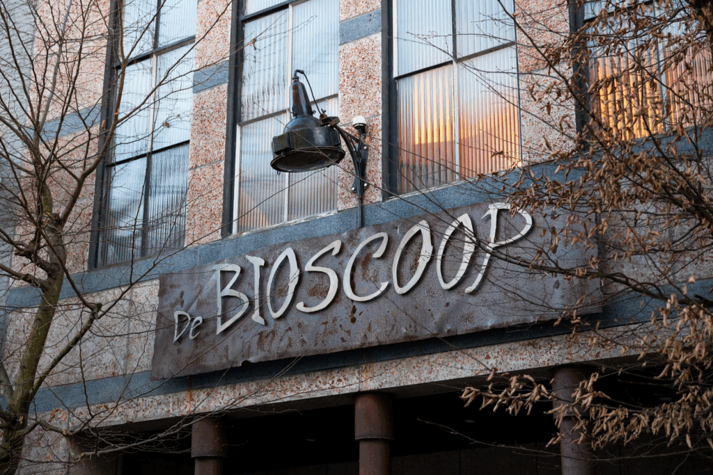 Deze oude omgebouwde bioscoop is misschien wel de dikste woning op Funda van dit moment