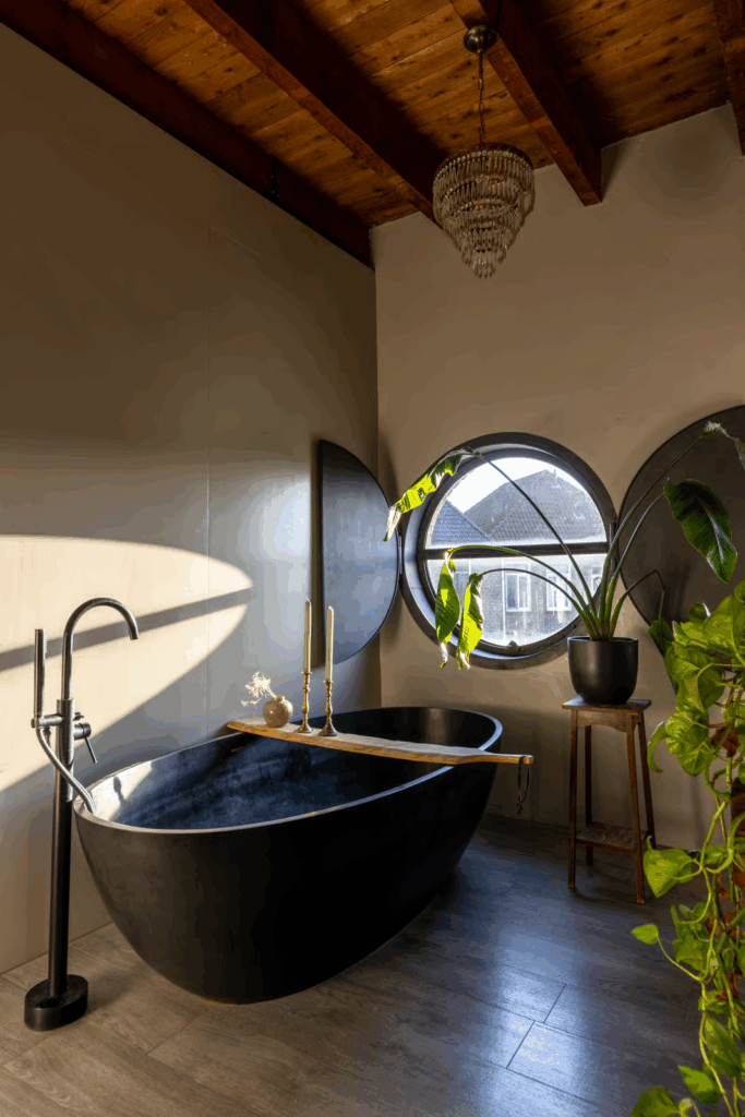 Deze oude omgebouwde bioscoop is misschien wel de dikste woning op Funda van dit moment